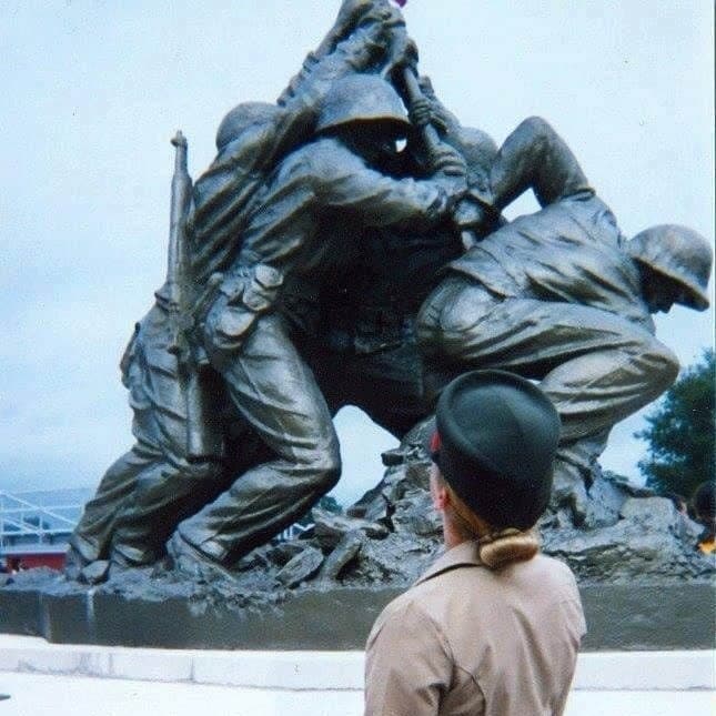 Carri Goodwin admira una estatua de la Segunda Guerra Mundial antes de su graduación en el Marine Corps Boot Camp, Parris Island, Carolina del Sur, en 2007. Ella escribió en su diario que fue violada por su oficial de reclutamiento.