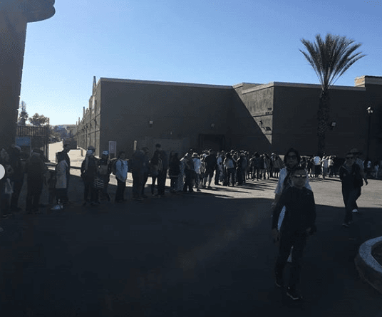 Alegando que el volumen de visitantes agotó la capacidad logística prevista para el primer fin de semana de cielos despejados y cálidas temperaturas en el sur de California.