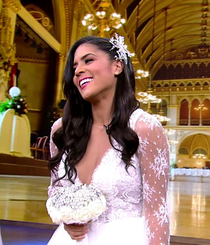 Con este vestido con escote en corte en 'V', parecido al que usó Kate Middleton en su boda, Francisca lucía muy femenina.