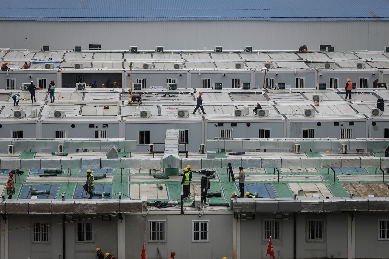 Las cuadrillas de obreros asignados a esta obra trabajaron en tres turnos, durante las 24 horas. Según las autoridades de Wuhan, una segunda instalación con 1,500 camas comenzará a funcionar el 5 de febrero.