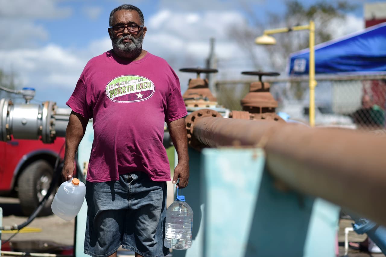 Eduardo Lebrón posa para un retrato mientras hace su viaje diario a una estación de suministro de agua potable en Santa Isabel, Puerto Rico. "El agua no está llegando al barrio", dijo el hombre de 60 años de edad.