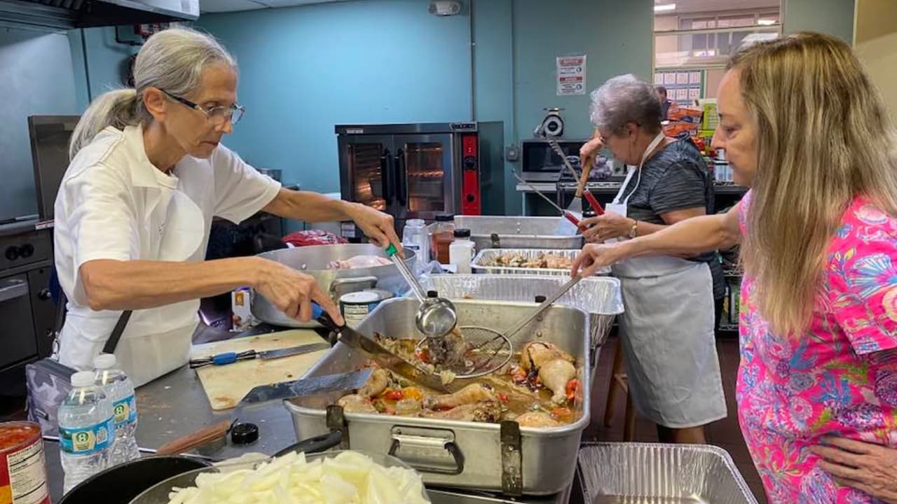 Habitantes de Wimauma se unen para ayudar a sus vecinos afectados por el huracán Ian