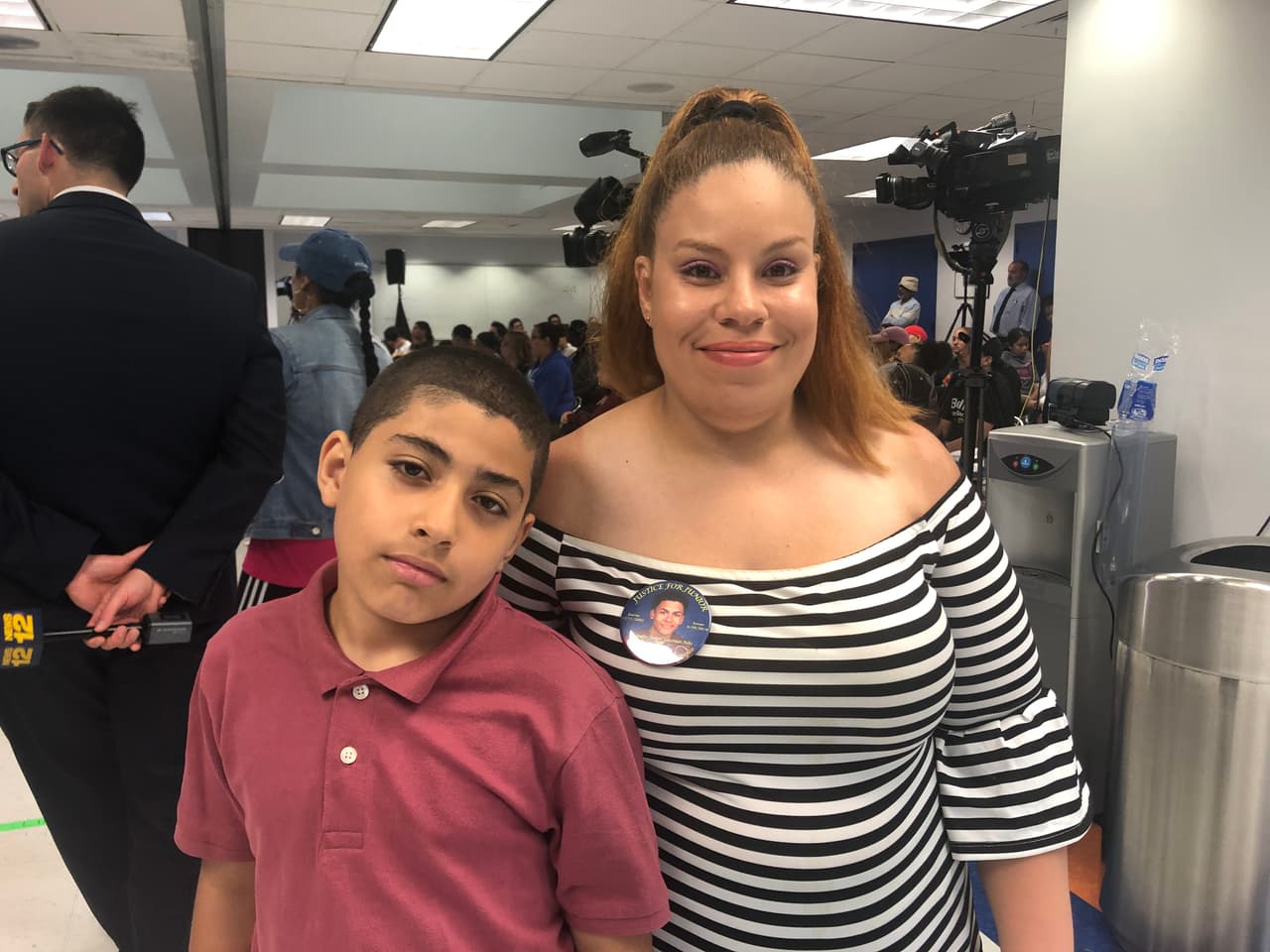 <b>Elizabeth De Jesus y su hijo</b>
<br>
<br>“Es mejor que estemos unidos y seamos parte de una comunidad. No dos, no tres, toditos, y decir: “Alto a la violencia”.