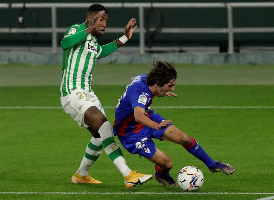 Real Betis no puede con Eibar, pierde 0-2 y se encuentra a dos posiciones del descenso en La Liga. Yoshinori Muto se encargó de hacer el primer tanto para su equipo, seguido de Esteban Burgos, quien cobró penal a favor de su equipo para llevarse la victoria en el Benito Villamarín.