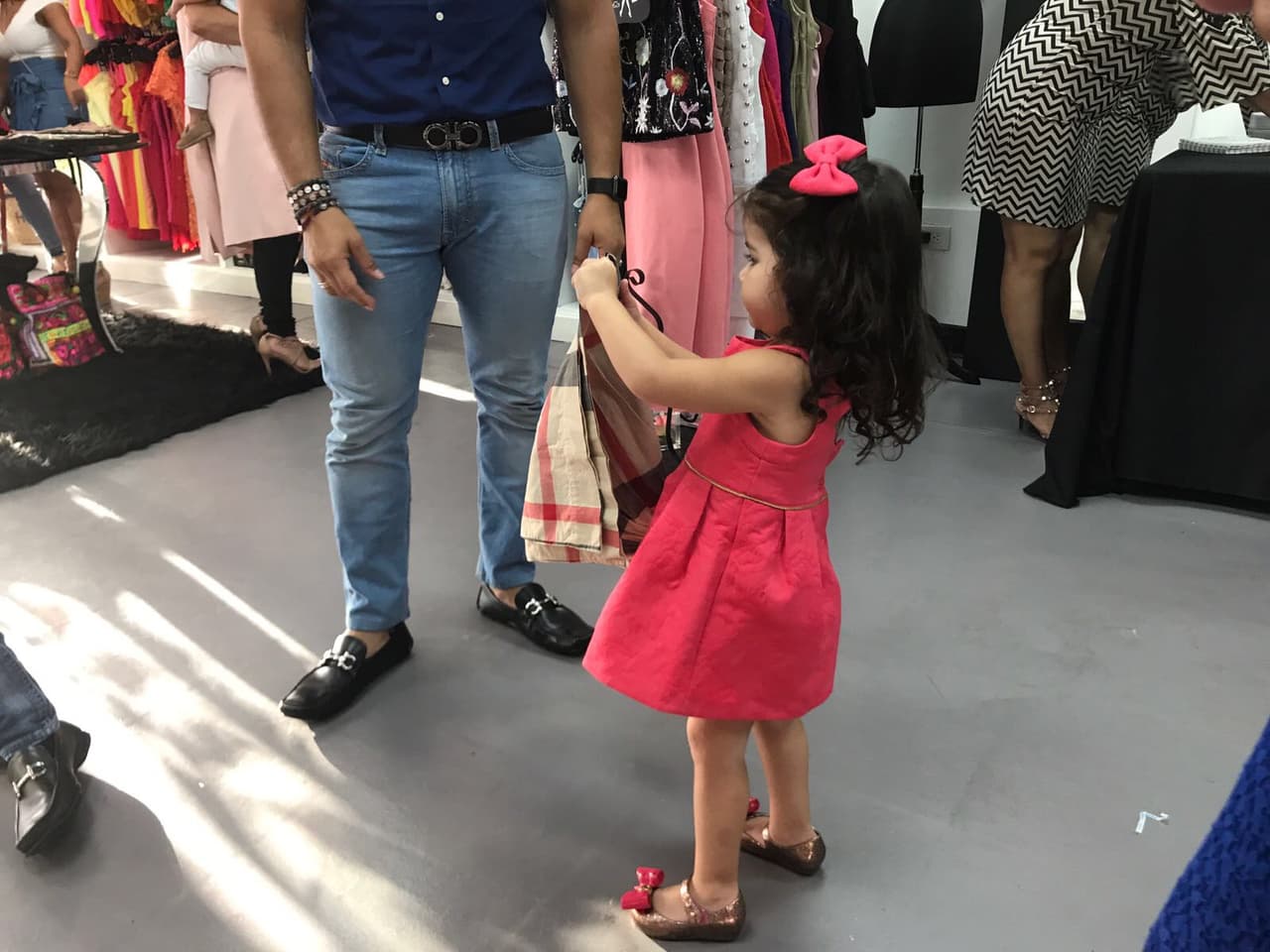 Como podemos ver Ana tiene una pequeña ayudante de lujo.