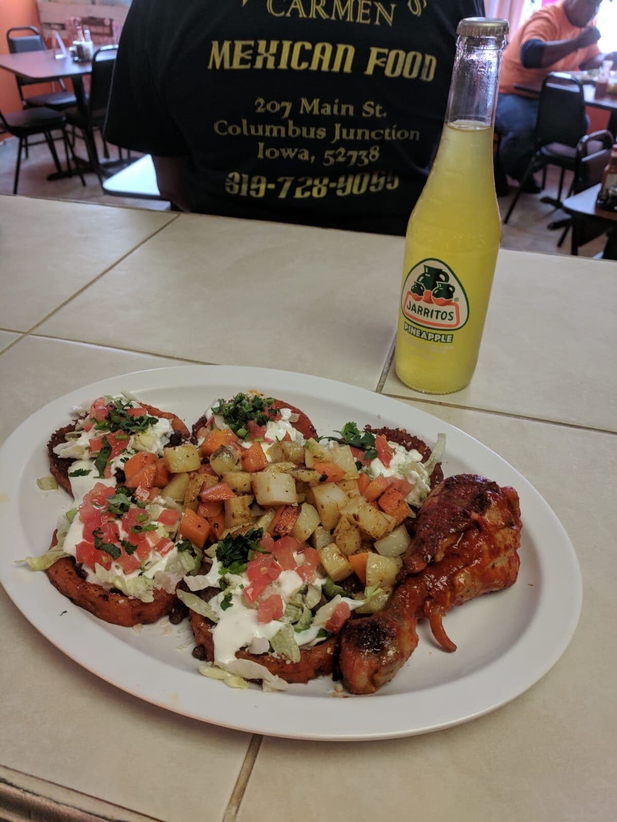 El restaurante 'Antojitos Carmen' es reconocido por sus platos tradiciones como tacos al pastor, gorditas y quesadillas. Su burrito mojado "se hizo famoso", recuerda la cocinera Carmen Castellanos.
