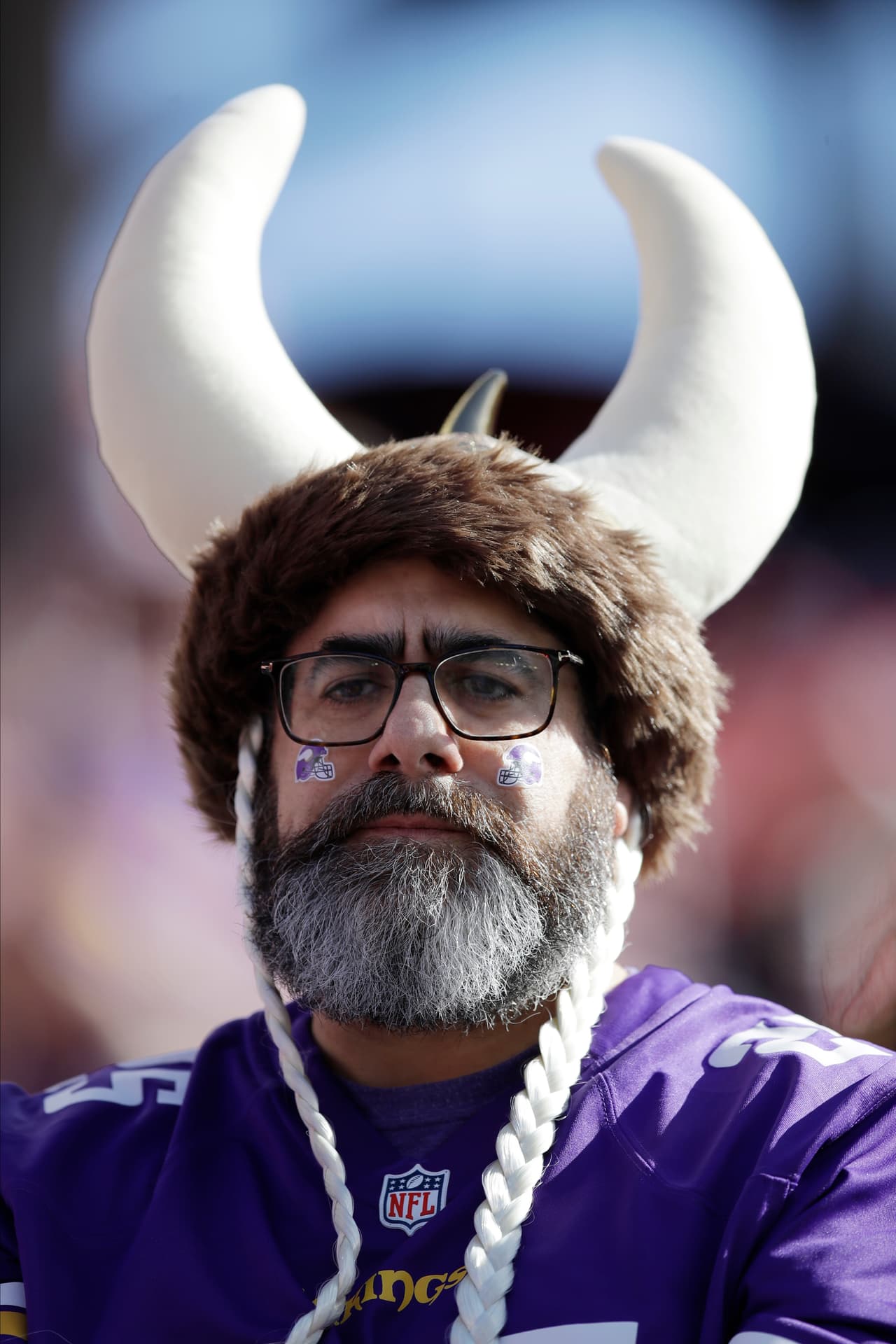 Los cuernos y las tradicionales trenzas de vikingos no pudieron faltar entre los asistentes al estadio Levi's.