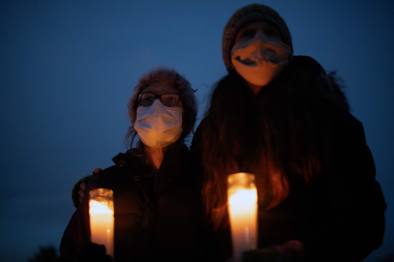 Familiares, amigos y vecinos de Boulder, Colorado, participaron la noche de este martes en una vigilia para honrar a las 10 víctimas de un 
<a href="https://www.univision.com/noticias/tiroteos/tiroteo-colorado-tienda-comestibles-king-soopers">tiroteo masivo que ocurrió el lunes en una tienda de comestibles King Soopers</a>.