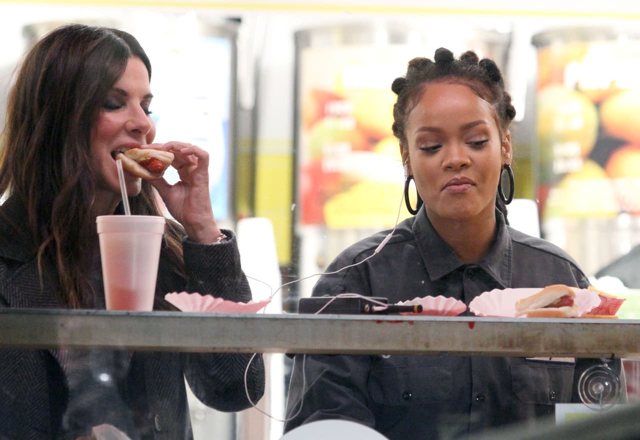 Rihanna y Sandra Bullock comen hot dogs y papitas