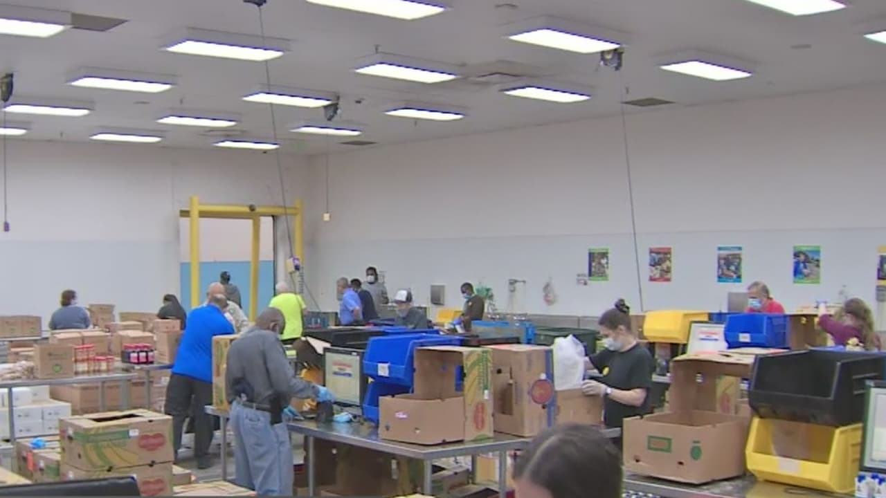 YMCA distribuye alimentos durante la pandemia del coronavirus para familias afectadas en Houston