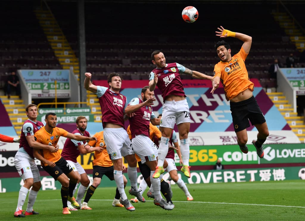 Hacia los 45’ de juego, los ataques de los Wolves eran más frontales y eran bien neutralizados por los de Burnley. Los locales generaron un par de contragolpes interesantes.