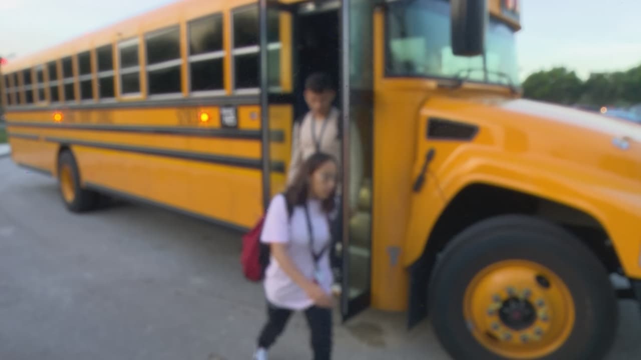 “Es para darle paz mental a los padres”: lanzan programa para rastrear autobuses escolares en Broward