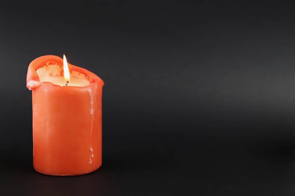 Usa velas naranjas cuando quieres ser más feliz y exitoso en tu vida; para alcanzar tus metas, limpiarte de toda actitud negativa y cambiarla a algo más puro, para rodearte de felicidad y entusiasmo.