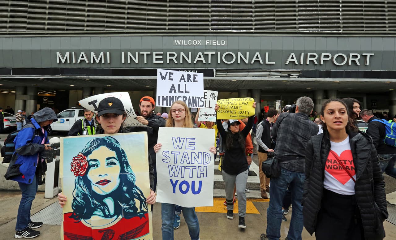 En el aeropuerto internacional de Miami también hubo protestas.