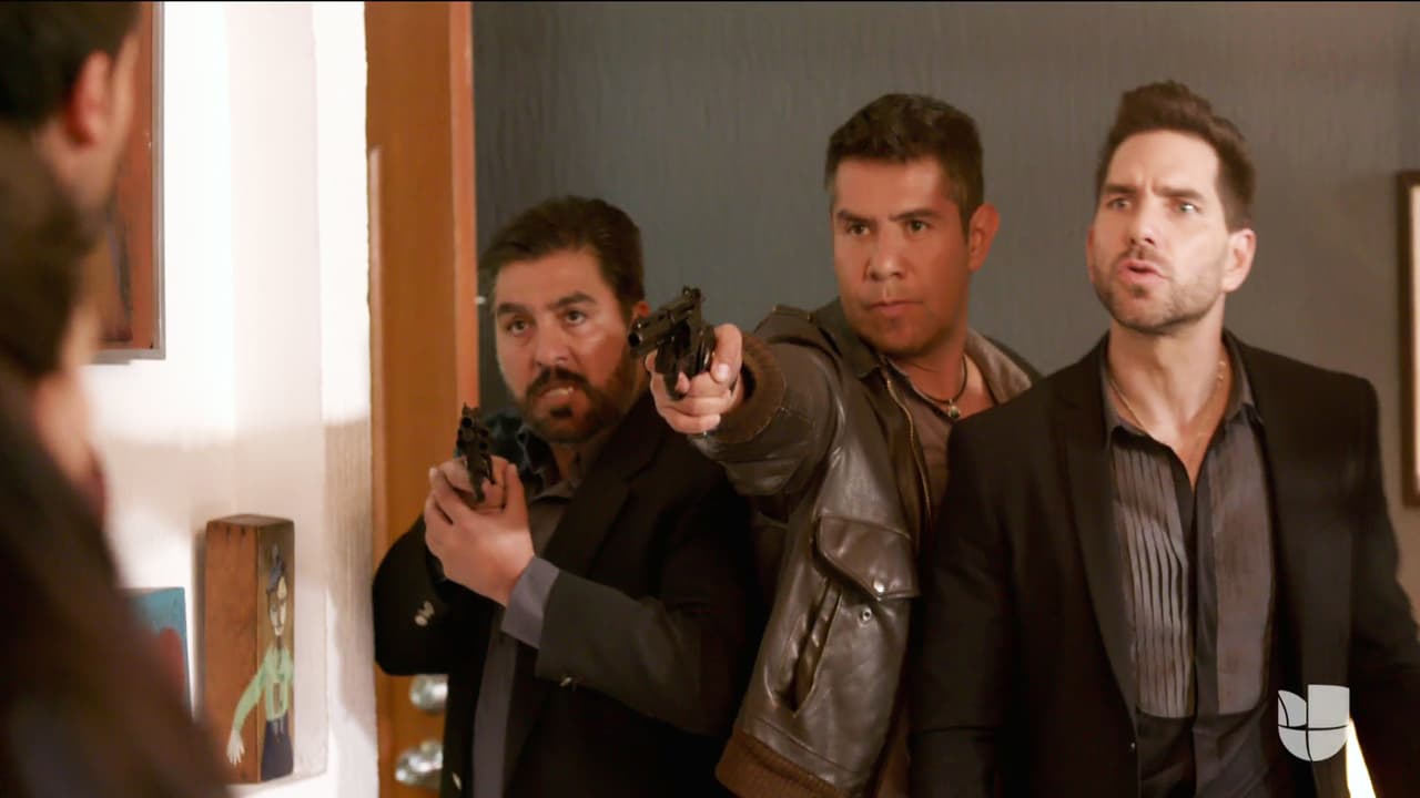 <b><a href="http://www.univision.com/series/la-piloto/arap-bethke-es-john-lucio">John Lucio</a></b> se puso furioso al ver a 
<b><a href="http://www.univision.com/series/la-piloto/livia-brito-es-yolanda-en-la-piloto">Yolanda</a></b> con 
<b><a href="http://www.univision.com/series/la-piloto/juan-eduardo-colucho-es-dave">Dave</a></b>.