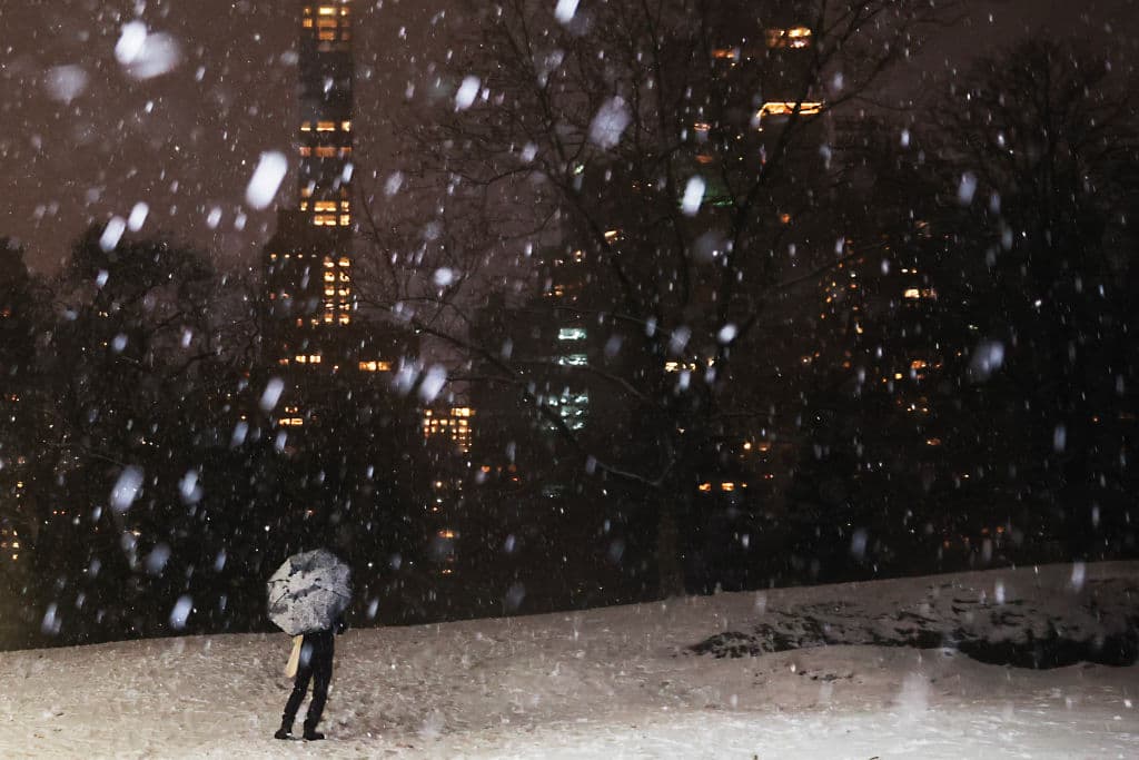 Para este lunes se esperan temperaturas por debajo del punto de congelación durante todo el día, por lo que 
<b>la nieve permanecerá acumulada y habrá presencia de hielo</b>, informó Stephanie Viés, meteoróloga de Univision 41.
