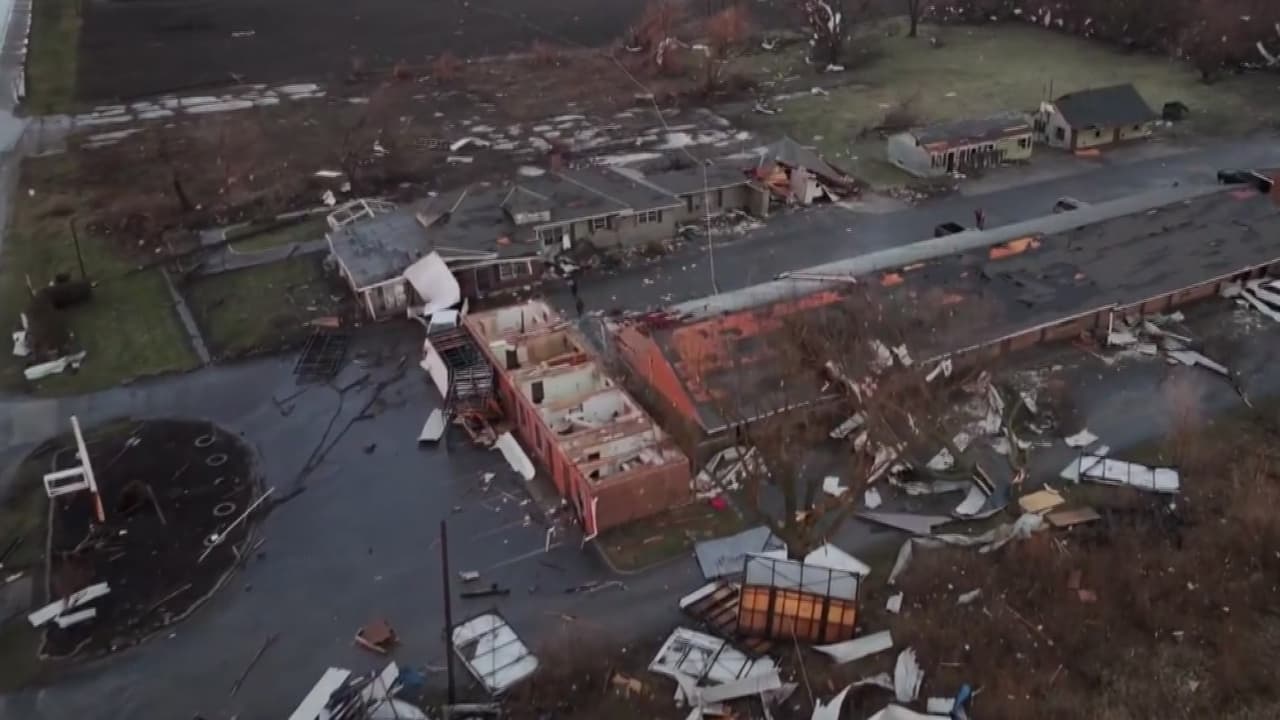 Tornado deja árboles arrancados y techos destruidos en Kankakee, Illinois