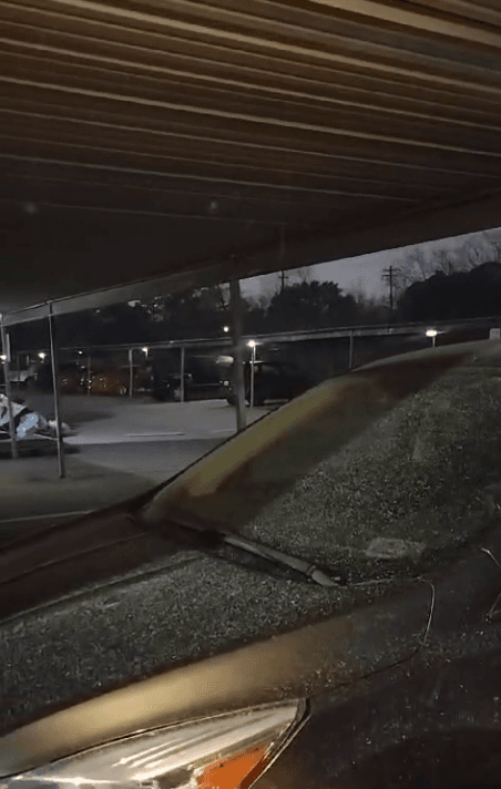 <b>La señora Yadira Castaneda también compartió cómo amaneció su auto por las bajas temperaturas en Memorial Houston, Texas.</b>