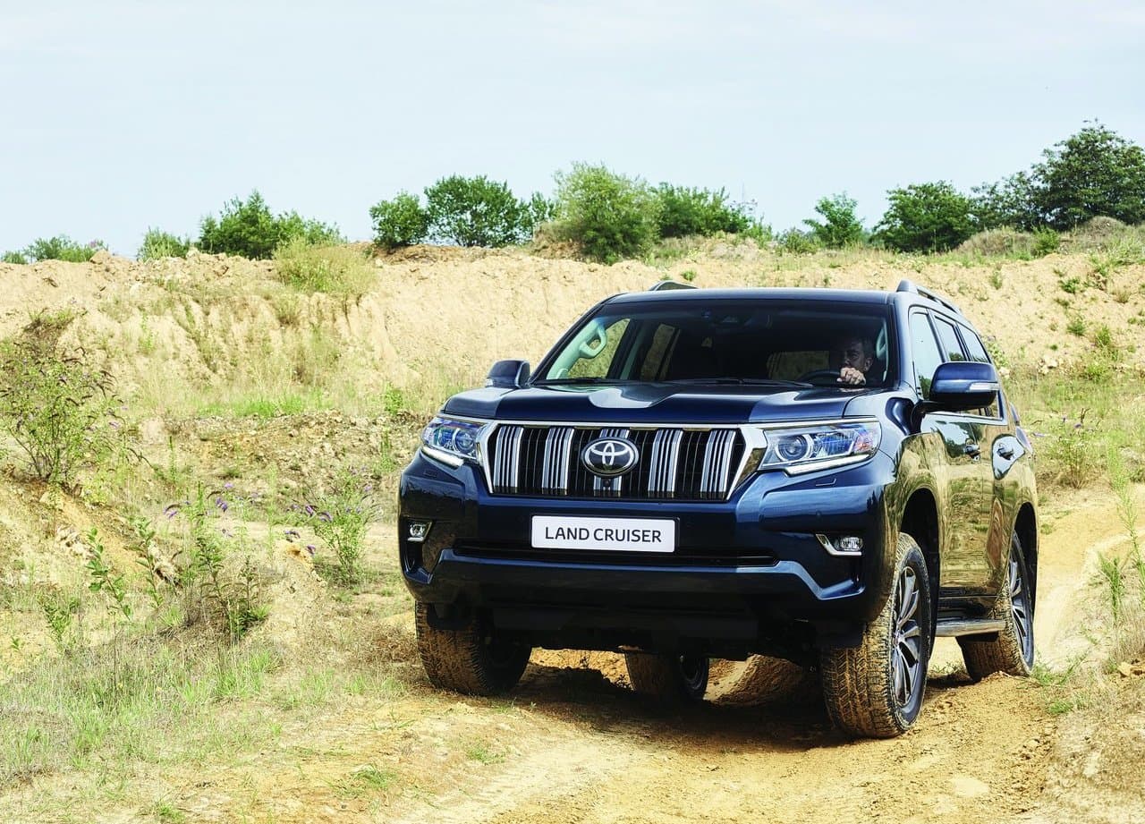 La icónica Toyota Land Cruiser se encuentra entre los vehículos más caros de su clase y su generación actual solo ha recibido una leve actualización desde que fuera lanzada en 2007. Esto permite que sus dueños puedan aferrarse a ella, ya que sería costosa reemplazarla y aún no se ve tan anticuada.
<br>
<br>En imagen: Toyota Land Cruiser 2018