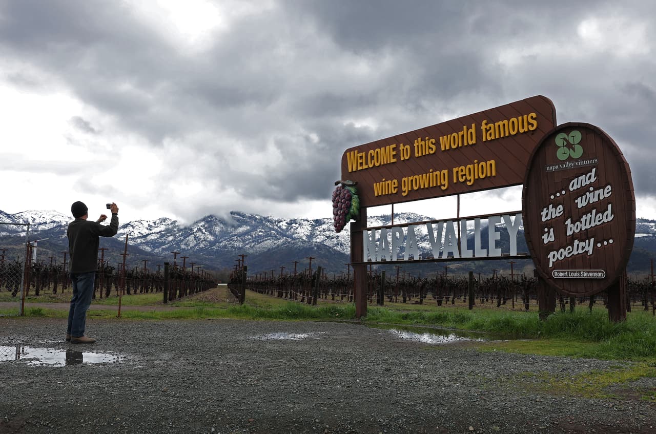 El famoso letrero que da la bienvenida al Valle de Napa hoy le añadió a su atractivo que las montañas del fondo aparecieron completamente cubiertas de nieve.