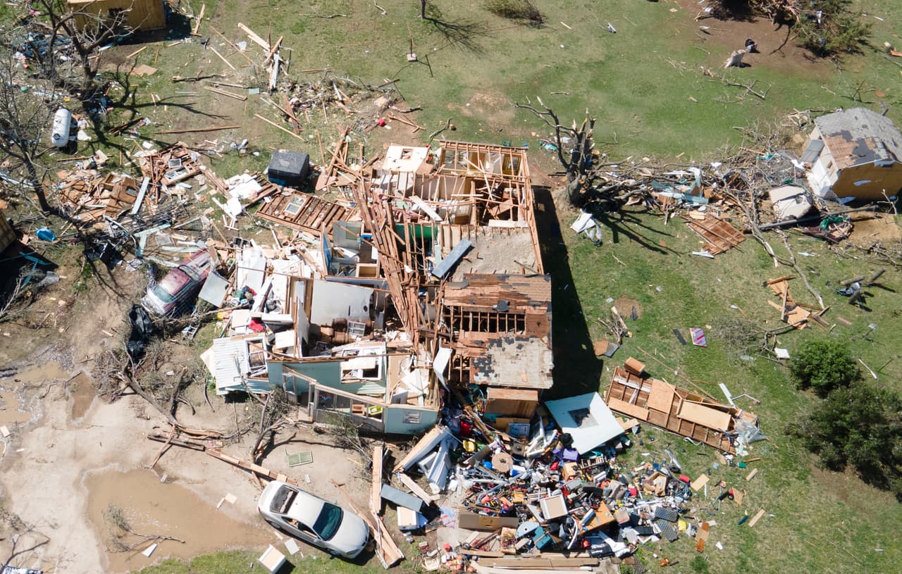 Devastador tornado en Kansas deja cuatro heridos y destruye más de mil edificios