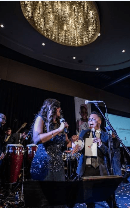 Nelly Carreño, meteoróloga de Noticias 23 y Danny Luna, locutor de Latino Mix fueron los maestros de ceremonias.