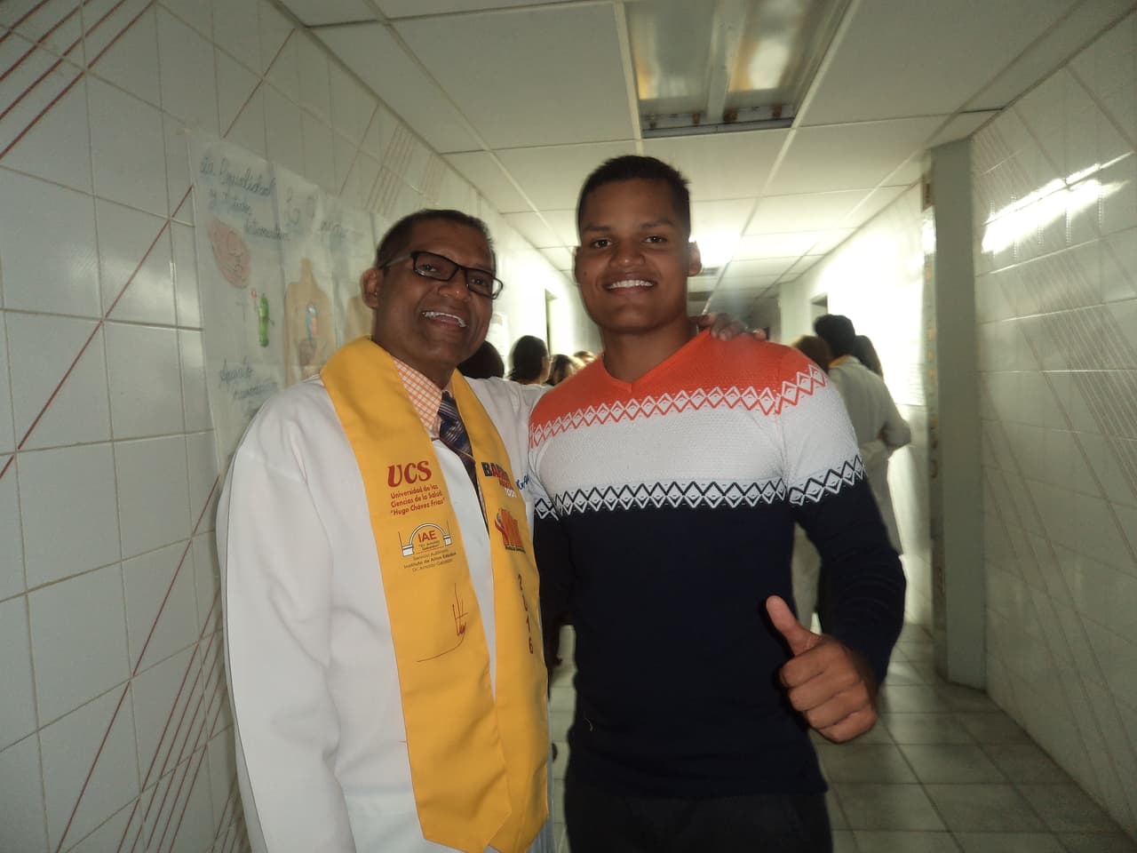 Hecder acompañado por su padre. El joven de 20 años recibió tres impactos de balines de goma y bombas lacrimógenas de la Guardia Nacional en una protesta opositora el pasado 4 de mayo. Uno de ellos fue en la cabeza.