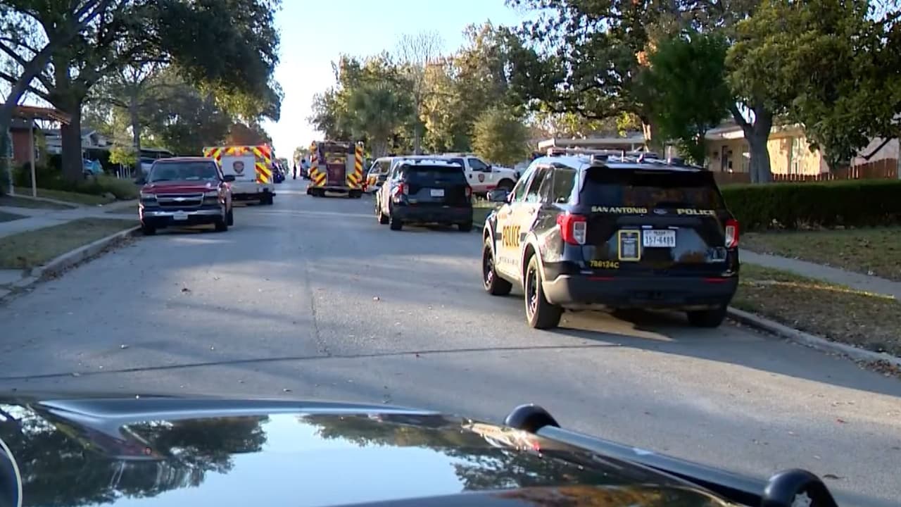 Agentes investigan la vivienda en la calle Panda, donde una discusión entre hermanos terminó en un tiroteo mortal.