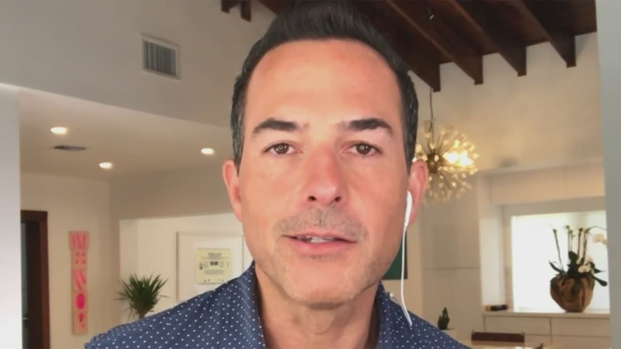 Carlos Calderón, quien aún no tiene los resultados de su prueba, mencionó que en cuanto se enteró de la salud de Karla le envió un mensaje de texto deseándole que los síntomas fueran leves. Lo mismo deseó para su amigo Alan Tacher y su esposa Cristy Bernal.