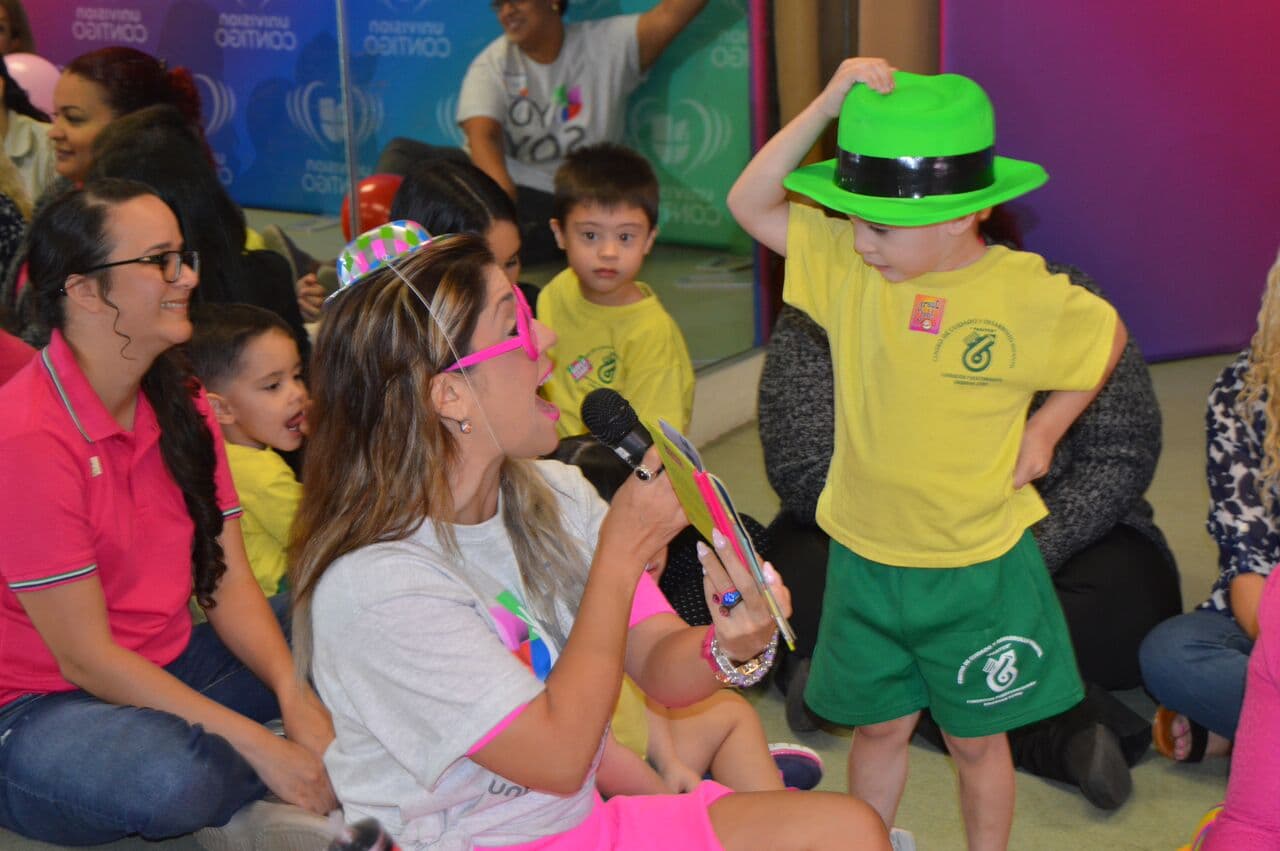 Como parte de la nueva campaña Yo Soy Univision Contigo, talentos y personal de la estación llevaron alegría y juegos a niños en edad prescolar