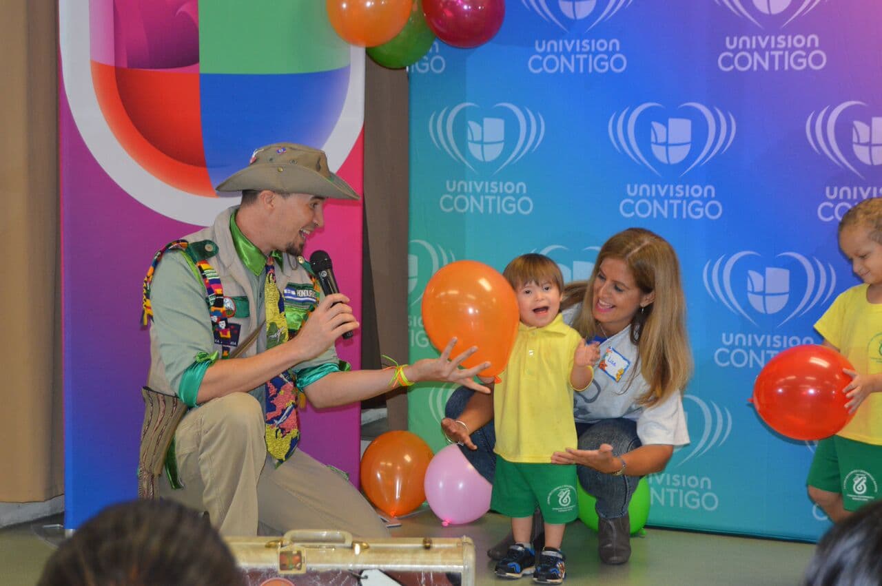 Como parte de la nueva campaña Yo Soy Univision Contigo, talentos y personal de la estación llevaron alegría y juegos a niños en edad prescolar
