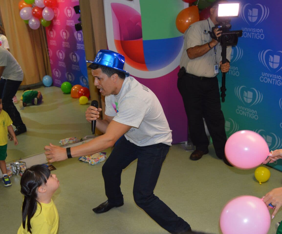 Como parte de la nueva campaña Yo Soy Univision Contigo, talentos y personal de la estación llevaron alegría y juegos a niños en edad prescolar