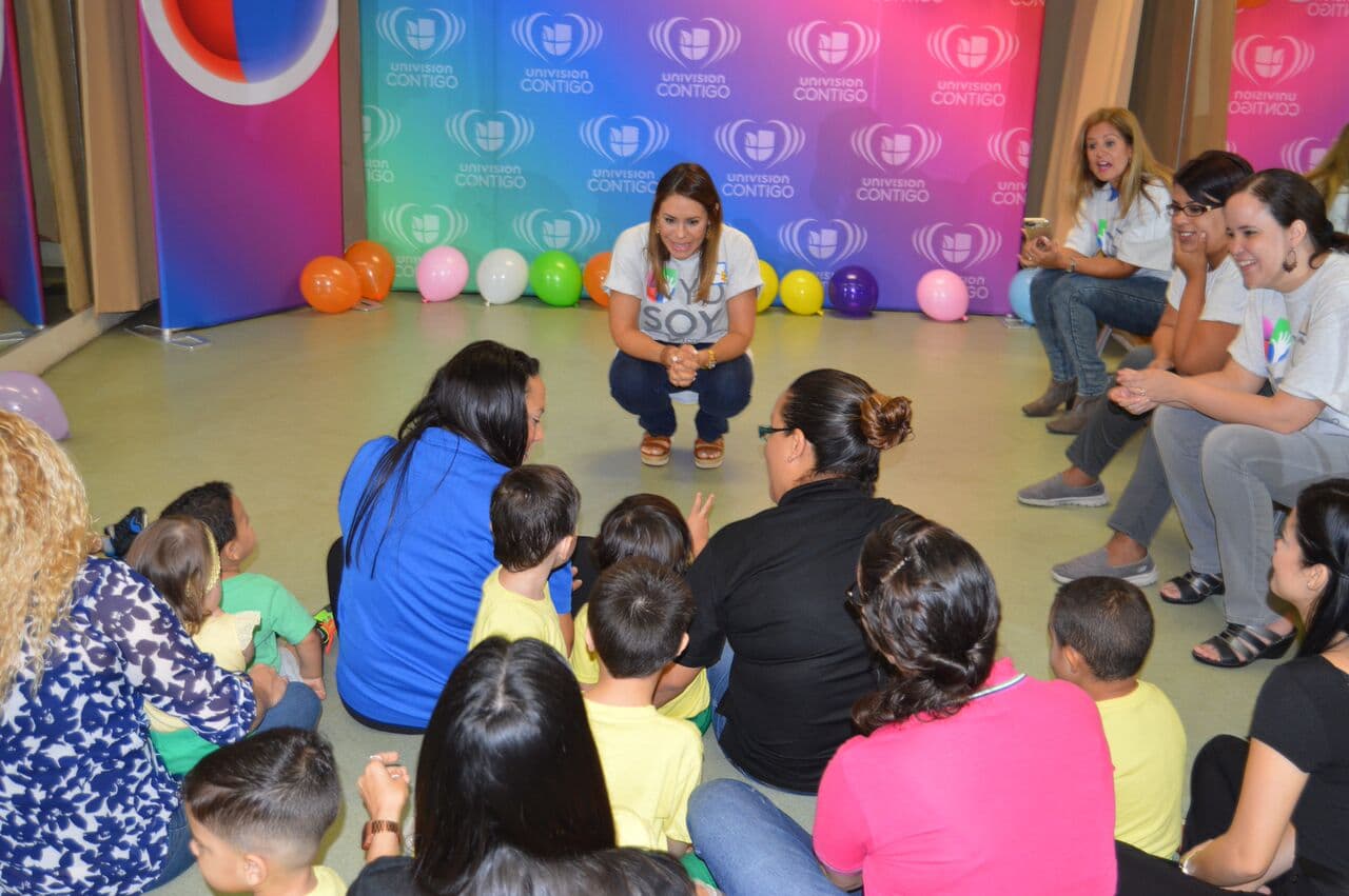 Como parte de la nueva campaña Yo Soy Univision Contigo, talentos y personal de la estación llevaron alegría y juegos a niños en edad prescolar