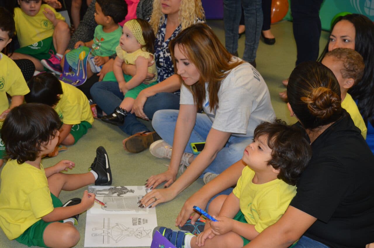 Como parte de la nueva campaña Yo Soy Univision Contigo, talentos y personal de la estación llevaron alegría y juegos a niños en edad prescolar