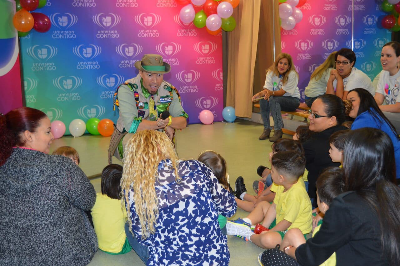 Como parte de la nueva campaña Yo Soy Univision Contigo, talentos y personal de la estación llevaron alegría y juegos a niños en edad prescolar