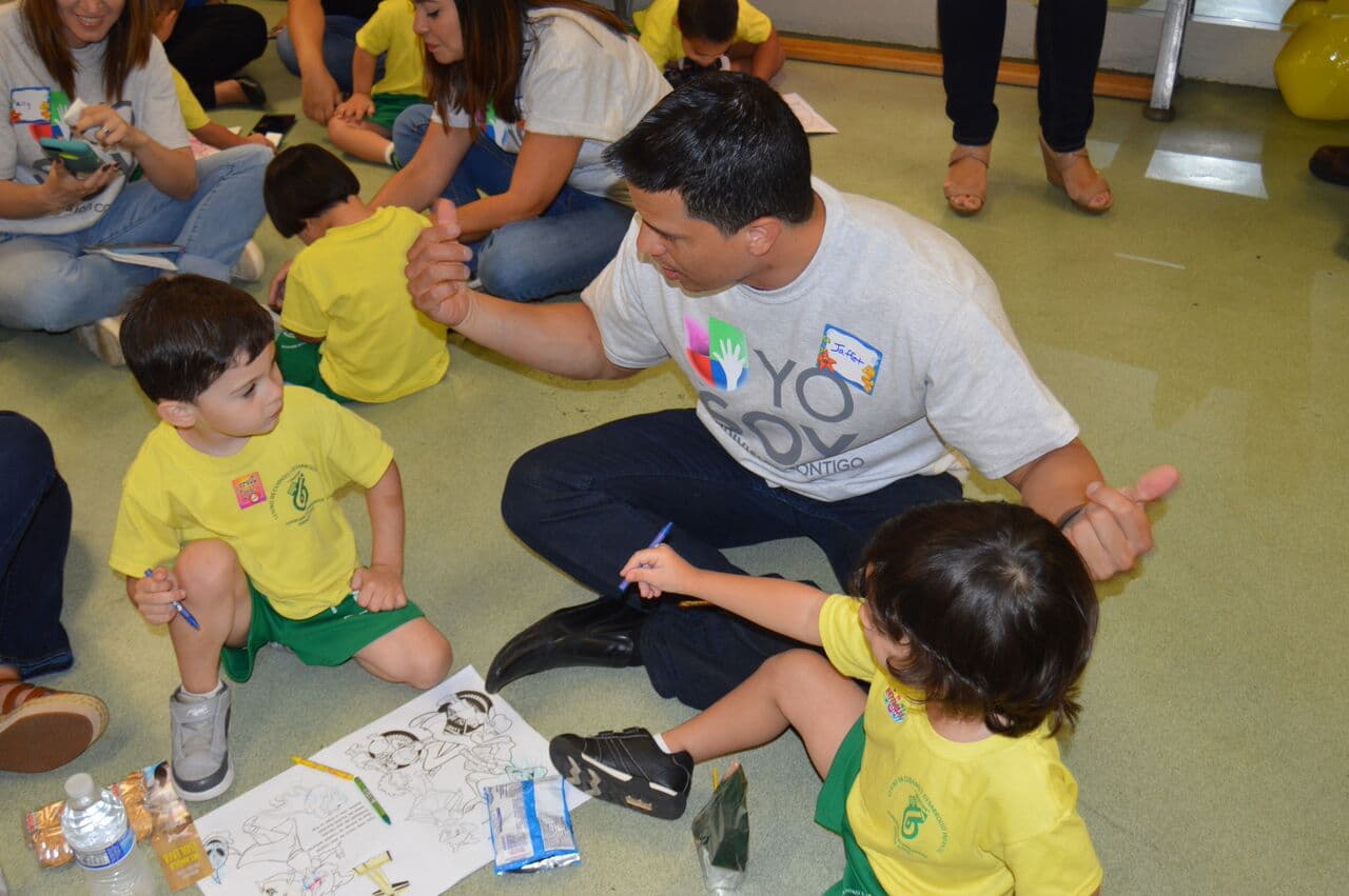 Como parte de la nueva campaña Yo Soy Univision Contigo, talentos y personal de la estación llevaron alegría y juegos a niños en edad prescolar