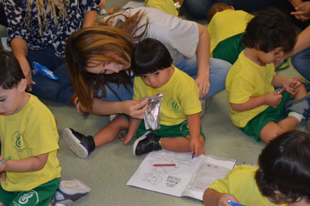 Como parte de la nueva campaña Yo Soy Univision Contigo, talentos y personal de la estación llevaron alegría y juegos a niños en edad prescolar