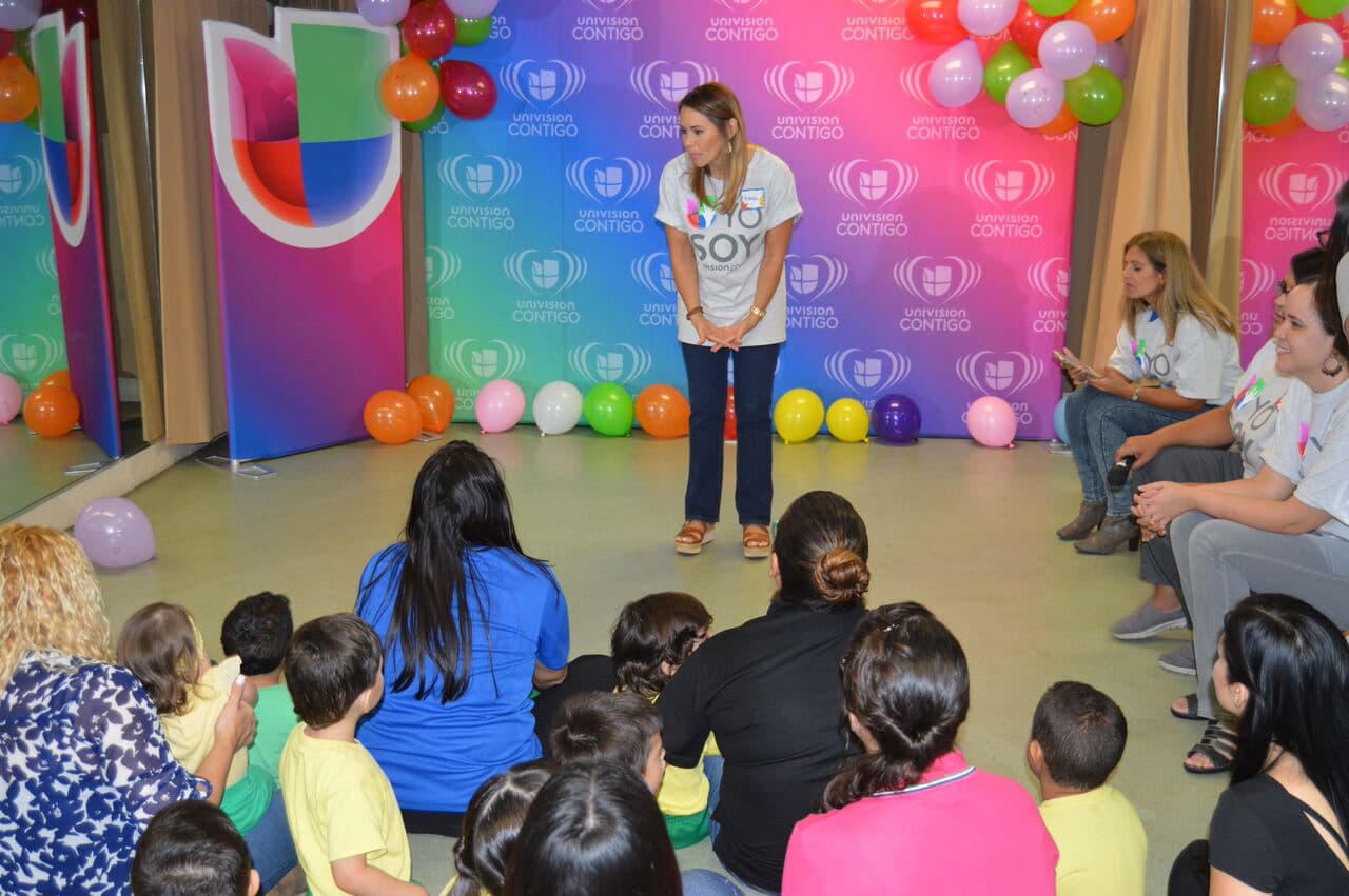Como parte de la nueva campaña Yo Soy Univision Contigo, talentos y personal de la estación llevaron alegría y juegos a niños en edad prescolar