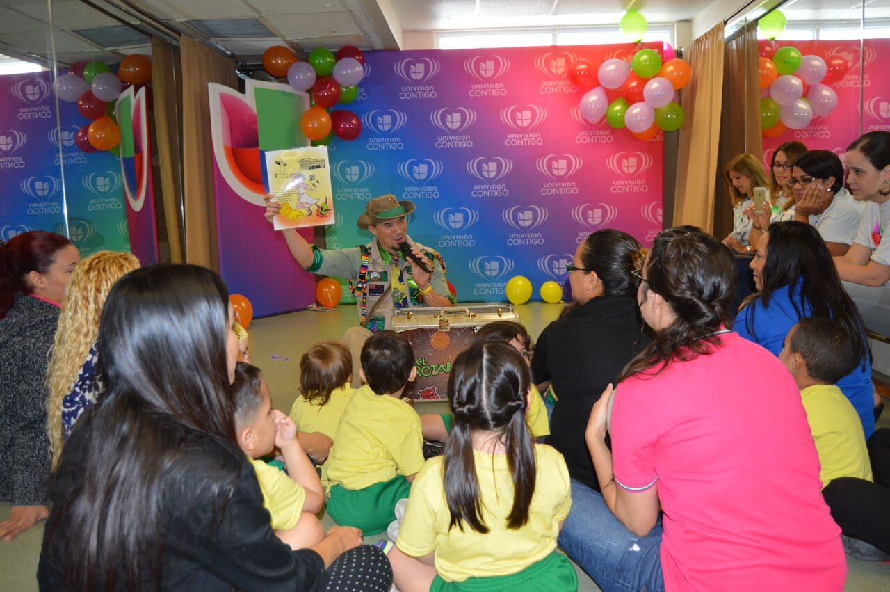 Como parte de la nueva campaña Yo Soy Univision Contigo, talentos y personal de la estación llevaron alegría y juegos a niños en edad prescolar