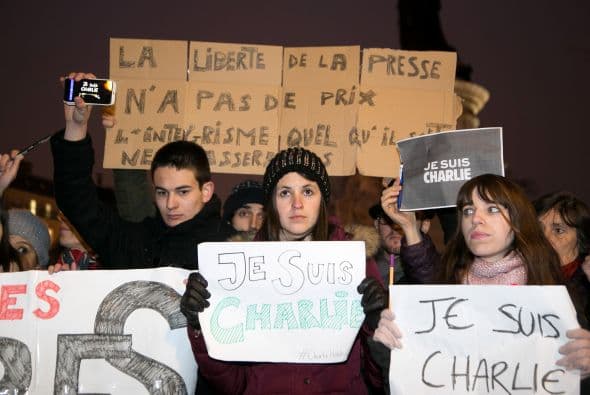 Miles de ciudadanos se han acercado hasta la plaza de la República de París para, en silencio absoluto, rendir homenaje a las víctimas del atentado.