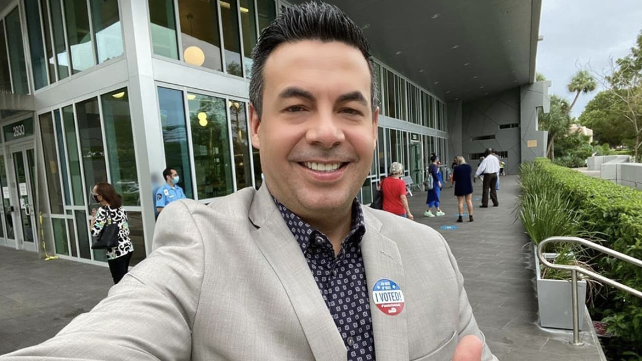 Javier Hernández, periodista de Noticias 23 Miami, mostró a su comunidad de Instagram el momento cuando votó en persona, de manera anticipada. Le tomó solo 15 minutos. “¿Y tú qué estás esperando? La votación anticipada se extiende hasta el domingo 1° de Noviembre!”, le recordó a sus seguidores.