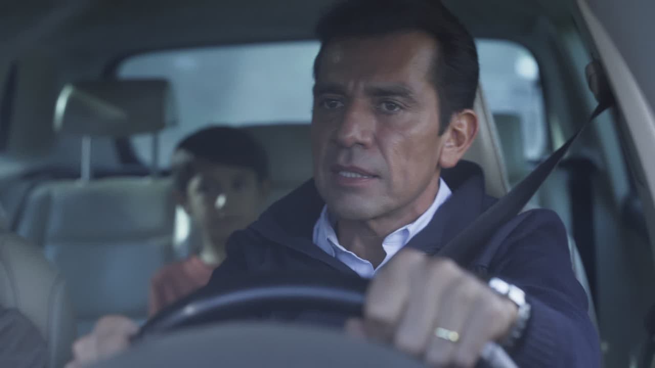 Jorge Salinas es Damián Villa, un padre de familia que tiene un turbio pasado