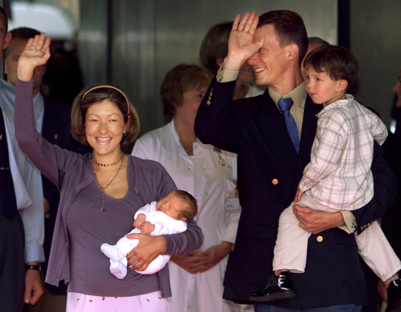 <b>26 julio 2002</b>
<br>Así saludó la princesa danesa (nacida en Hong Kong) Alexandra a sus seguidores al salir del hospital con su hijo de cuatro días de nacido en el Rigshospitalet de Copenhage. Iba acompañada de su esposo y de su hijo de tres años, el príncipe Nikolai. 
<br>