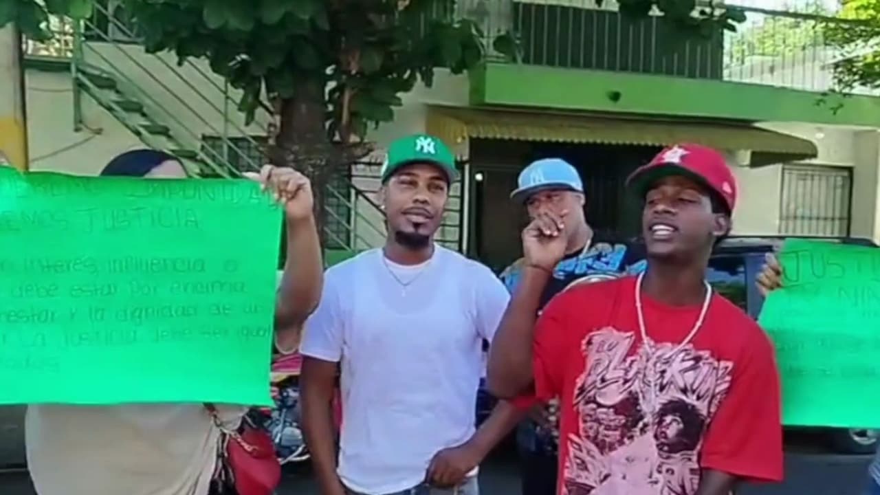 Furia en República Dominicana: La familia de un niño víctima de presunto abuso protestan por prisión domiciliaria al acusado