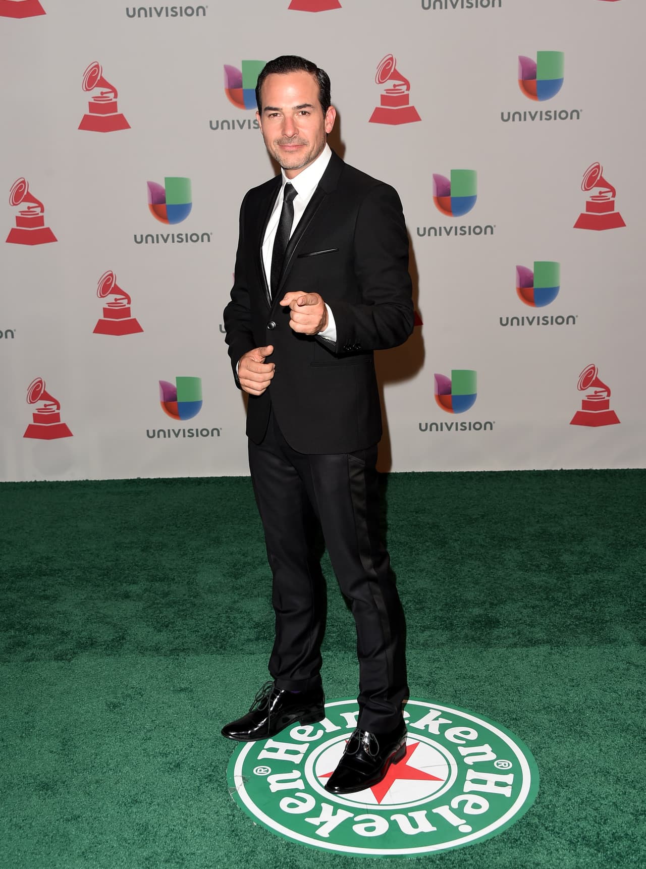 Para la ceremonia número 15 en 2014, el presentador optó por la formalidad y seriedad vistiendo un traje completamente negro a juego con una camisa blanca.