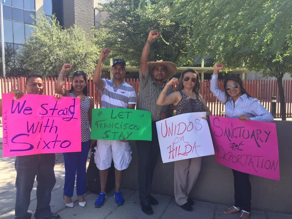 Inmigrantes que salieron de santuario piden no ser deportados.