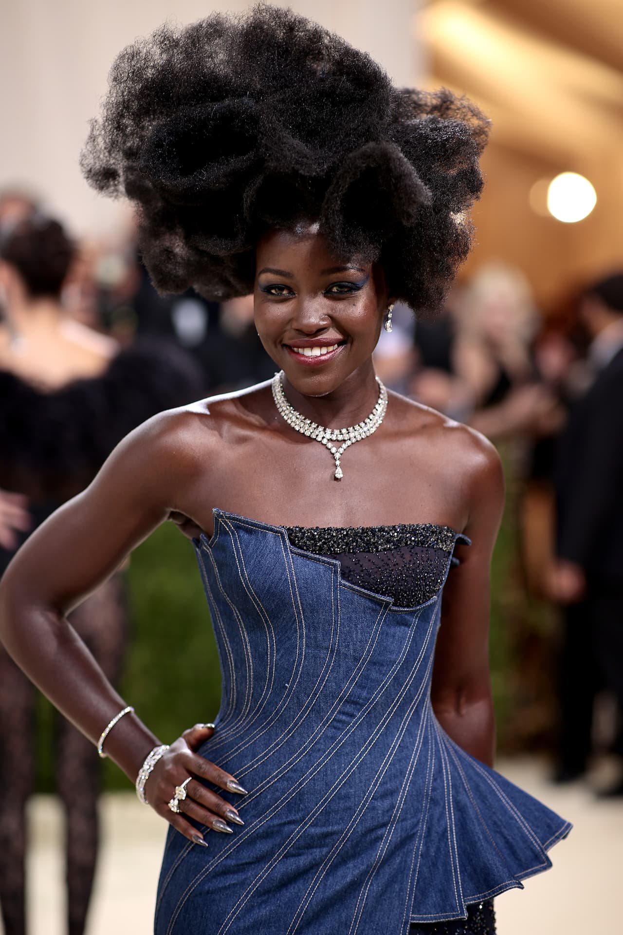 Era imposible no ver la frondosa cabellera de 
<b>Lupita Nyong'o,</b> quien vistió un modelo Versace compuesto de paneles de tela denim y pedrería.