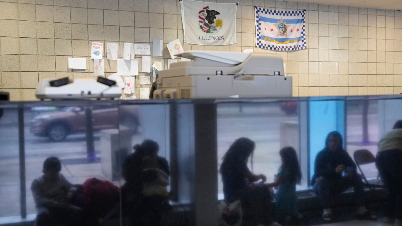 Llegan unos 12 autobuses de inmigrantes, algunos venezolanos, a Chicago