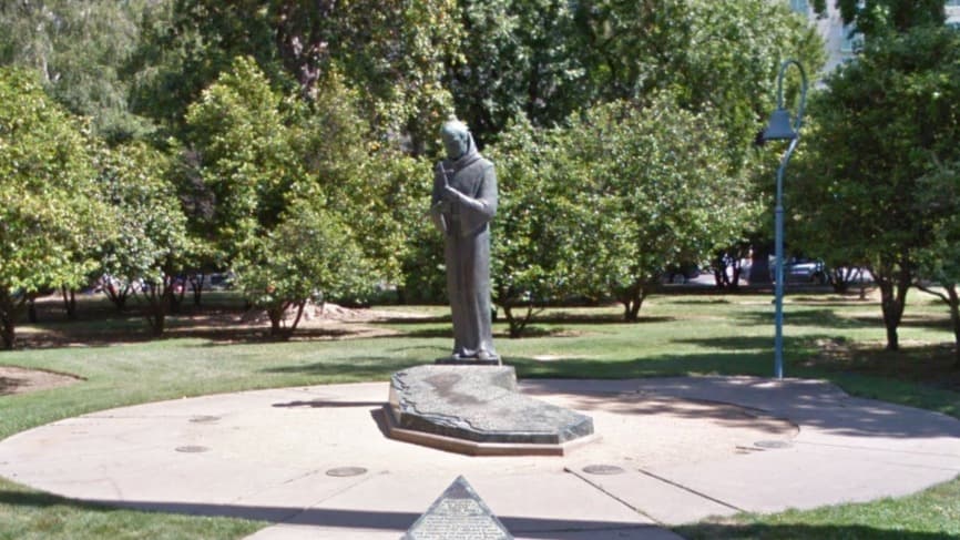 Manifestantes derriban la estatua de Junipero Serra en el parque del Capitolio