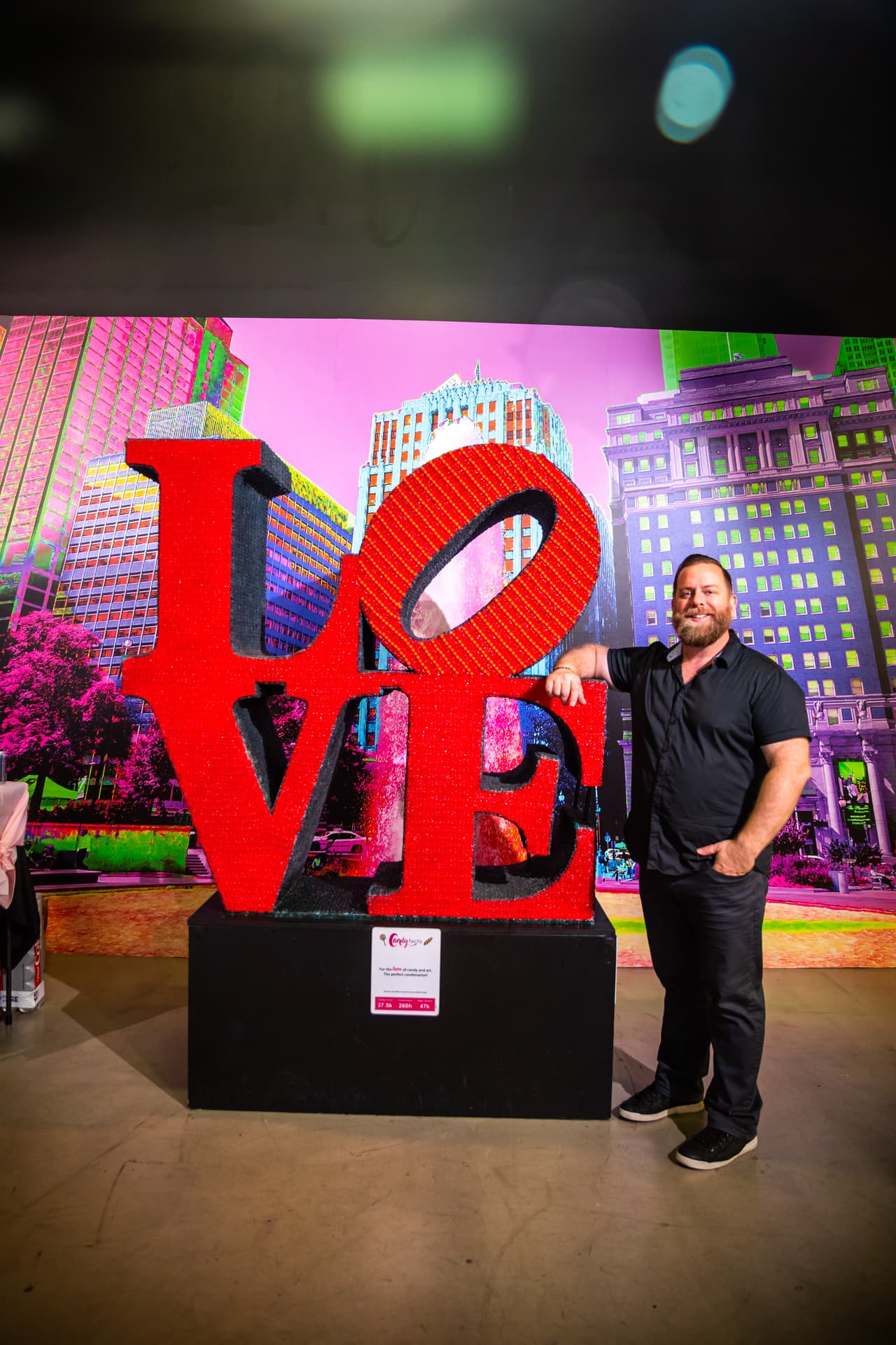 <b>Estatua del amor</b>: la combinación perfecta de dulces y amor es nuestra recreación de la estatua del amor de Filadelfia hecha de botellas de cola de frambuesa azul, bolas de chicle rojas y ositos de goma rojos. (37.5 mil caramelos usados, 260 horas de construcción y 47 mil